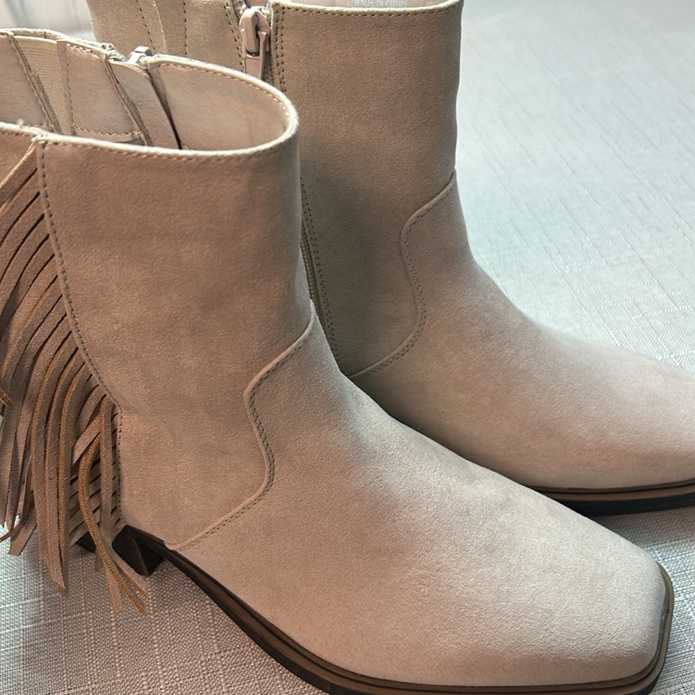 women’s boots size 7.5 Ivory color  style oldfashion